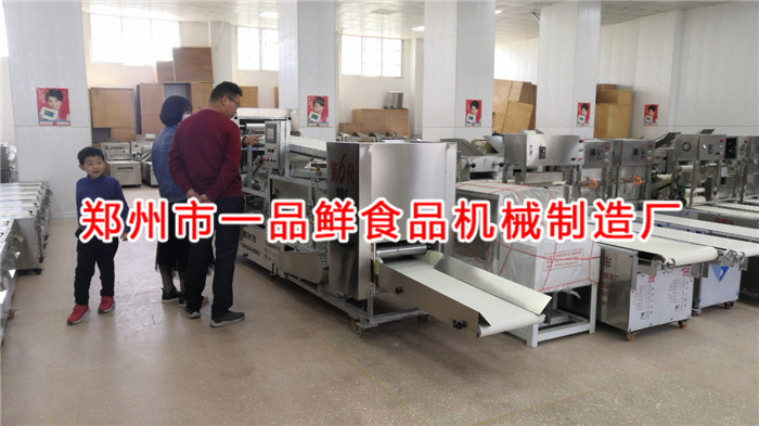 登封客戶(hù)考察5型燴面機(jī)(圖2)