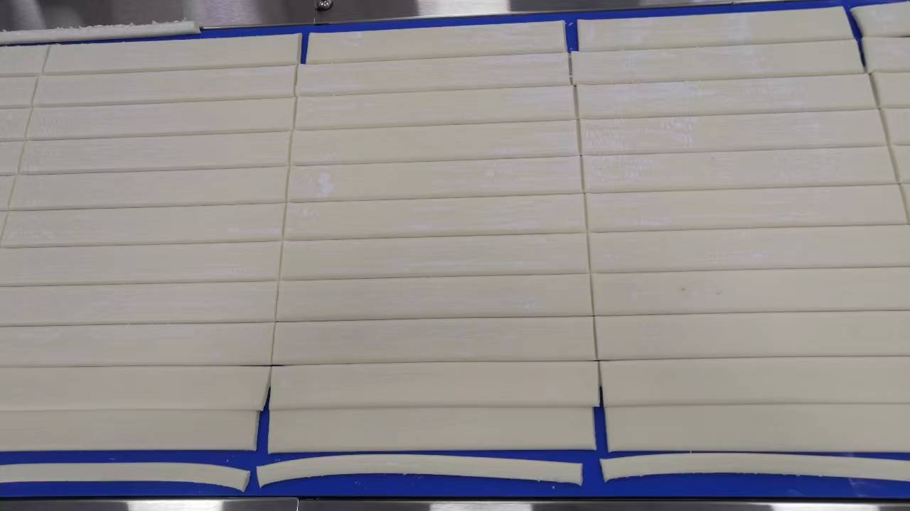 扯面機生產(chǎn)的扯面片 扯面機生產(chǎn)的扯面片