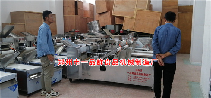 山西面館老板考察燴面機(jī) 山西面館老板考察燴面機(jī)