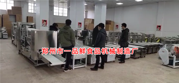 客戶考察自循環(huán)揉壓機和大型燴面機 客戶考察自循環(huán)揉壓機和大型燴面機