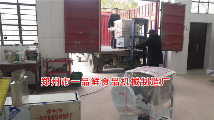 客戶訂購的燴面機(jī)設(shè)備開始裝車 客戶訂購的燴面機(jī)設(shè)備開始裝車