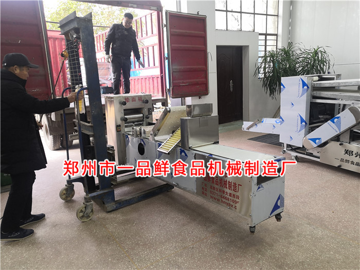 多功能燴面機(jī)開始裝車 多功能燴面機(jī)開始裝車