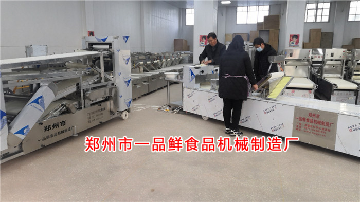 大型成型機設備開始調試 大型成型機設備開始調試