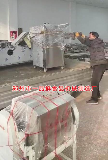 駐馬店客戶訂購燴面機(jī)裝車中 駐馬店客戶訂購燴面機(jī)裝車中