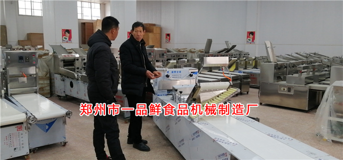 客戶(hù)考察燴面機(jī)多功能拉條機(jī) 客戶(hù)考察燴面機(jī)多功能拉條機(jī)