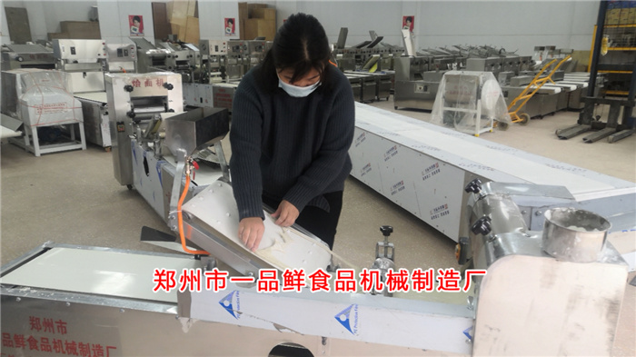 客服認(rèn)真調(diào)試客戶訂購燴面機(jī) 客服認(rèn)真調(diào)試客戶訂購燴面機(jī)