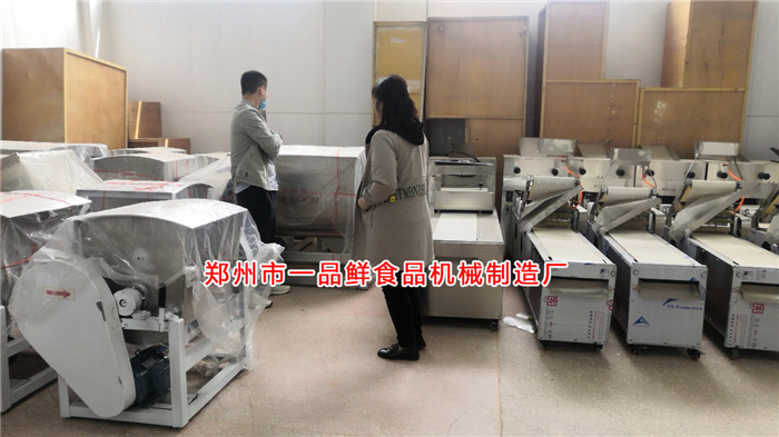 客戶考察成型機(jī)輔助設(shè)備 客戶考察成型機(jī)輔助設(shè)備