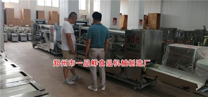 客戶考察大型自循環(huán)揉壓機(jī) 客戶考察大型自循環(huán)揉壓機(jī)