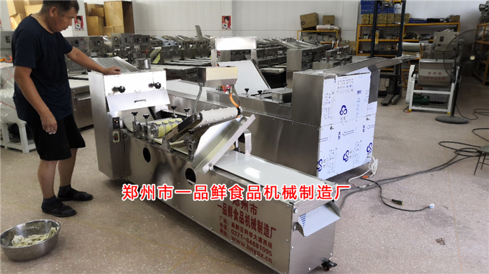 多功能扯面成型機(jī)生產(chǎn)調(diào)試中 多功能扯面成型機(jī)生產(chǎn)調(diào)試中